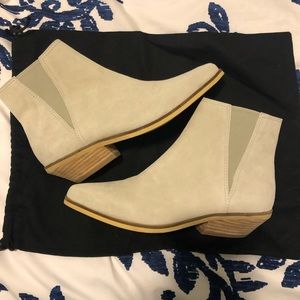 Shellys London soft gray/cream suede ankle pull on pointed booties  sz6